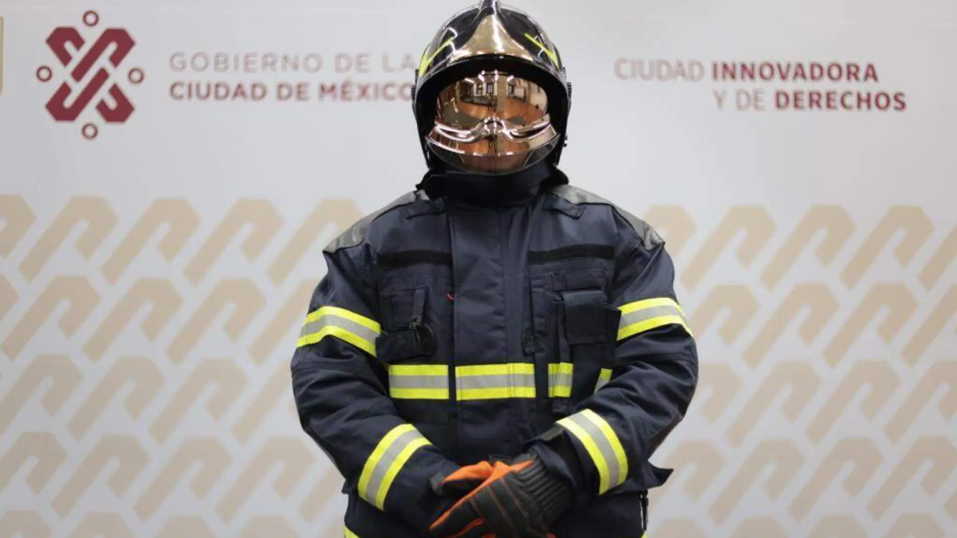 nuevo traje bomberos CORTESIA